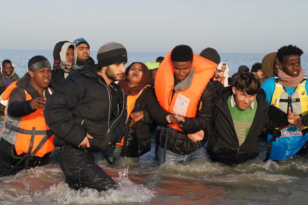 Doua tinere au murit pe o barca cu migranti care tentau sa ajunga din Franta in Marea Britanie