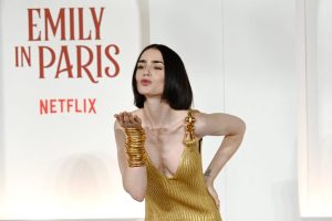 Emily in Paris ajunge in Grecia Premierul Mitsotakis asteapta cu entuziasm noul sezon