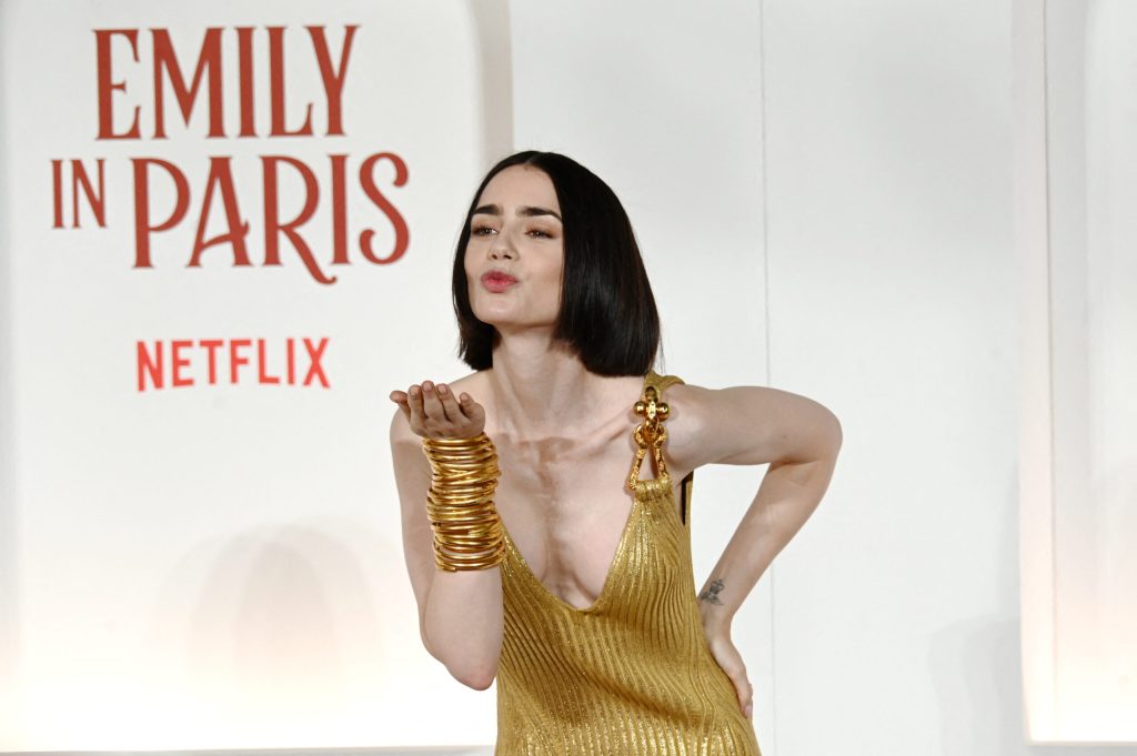 Emily in Paris ajunge in Grecia Premierul Mitsotakis asteapta cu entuziasm noul sezon