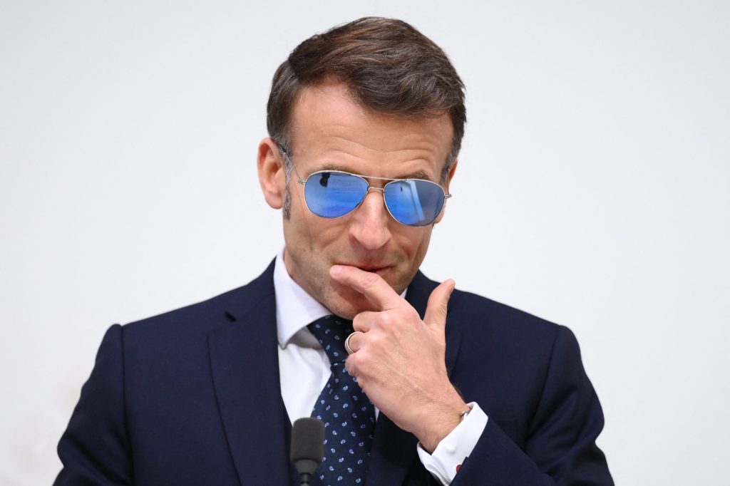 Emmanuel Macron dansează pe melodia „Hakuna Matata” și aleargă alături de dublul campion olimpic la maraton, Eliud Kipchoge, în Kenya. 2 Emmanuel Macron danseaza pe melodia Hakuna Matata si alearga alaturi de dublul campion olimpic la maraton Eliud Kipchoge in Kenya