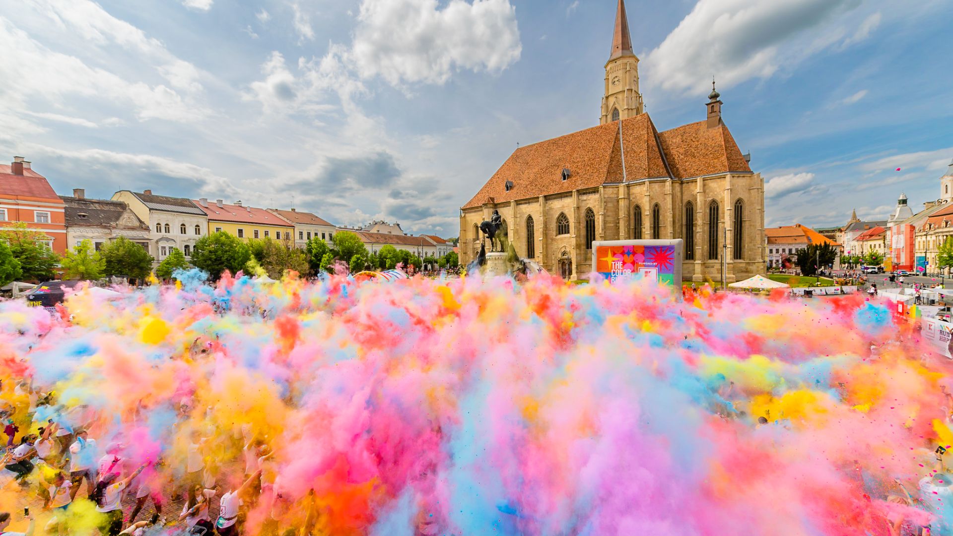 Evenimentul colorat din Cluj nu a fost pe placul tuturor Un clujean sustine ca praful colorat afecteaza cladirile iar muzica este insuportabila