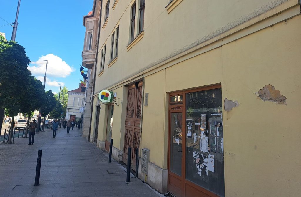 Familie din centrul Clujului relocata de urgenta din cauza pericolului public apartamentul in care locuiesc are mucegai infiltratii si risca sa se prabusca