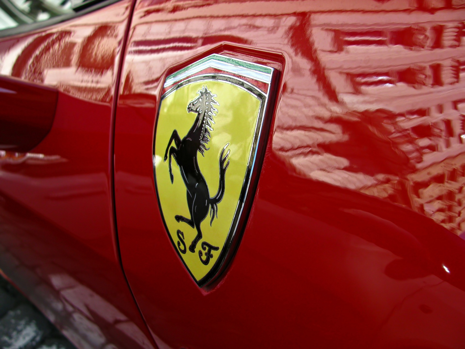 Ferrari prezinta modelul Luce primul sau automobil complet electric