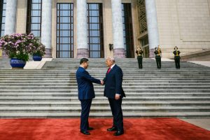 Gesturile dintre Trump si Xi au atras atentia la summitul de la Beijing Ce au observat expertii in limbajul corpului