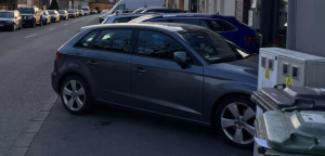 Haos pe o strada din Cluj Napoca Trotuarul a disparut sub masini iar pietonii sunt obligati sa mearga pe sosea