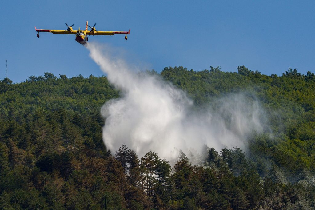 Italia Peste trei mii de persoane evacuate si armata mobilizata din cauza unui incendiu de vegetaie