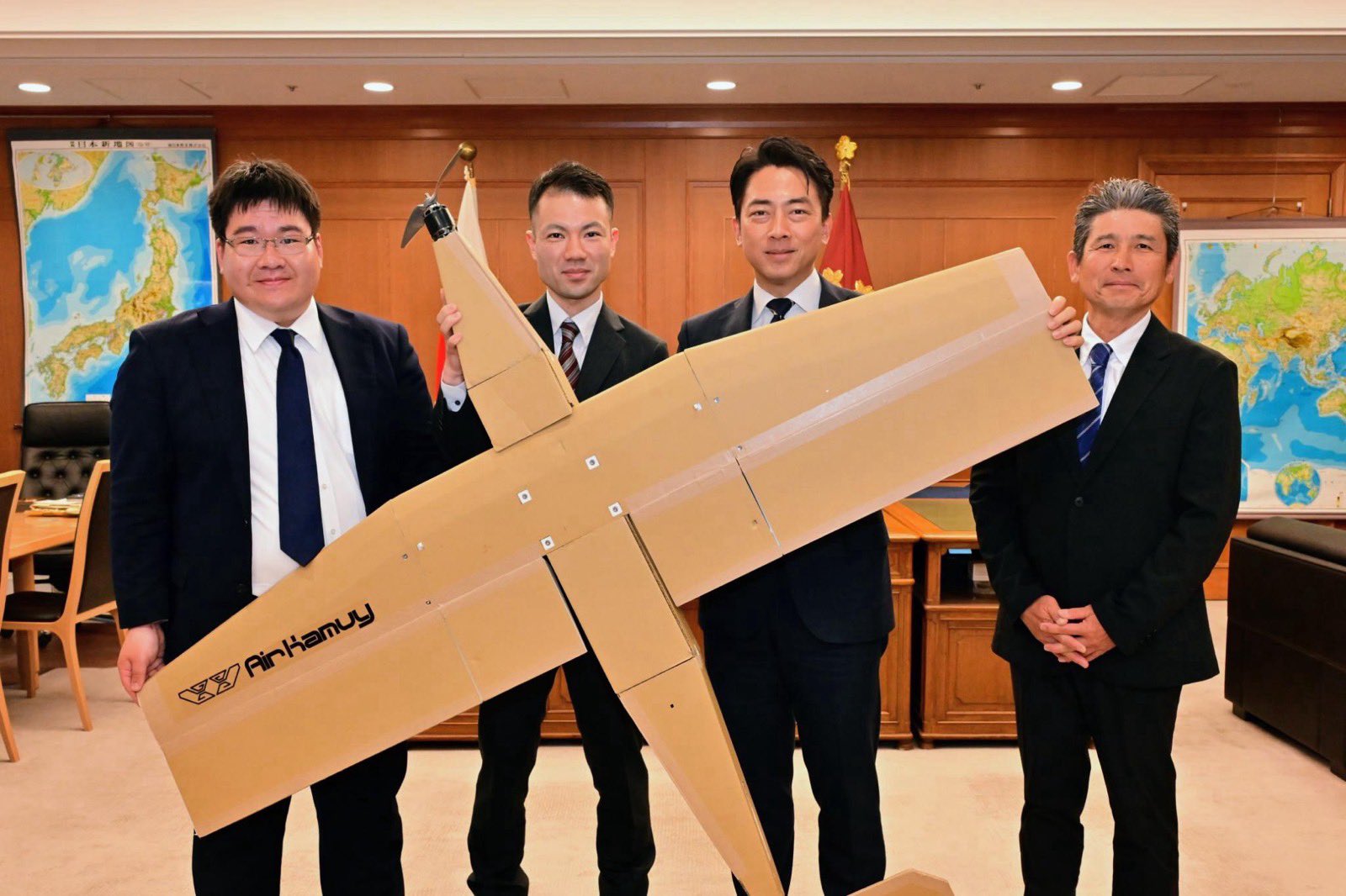 Japonezii au dezvoltat o drona de razboi din carton care este pliabila si poate fi asamblata in cinci minute