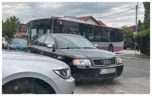 Lipsa de bun simt pe strazile din Cluj Napoca Un sofer a perturbat traficul intr o intersectie aglomerata