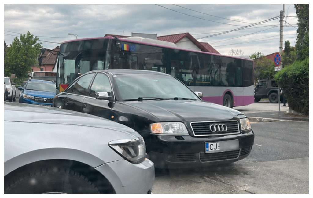 Lipsa de bun simt pe strazile din Cluj Napoca Un sofer a perturbat traficul intr o intersectie aglomerata