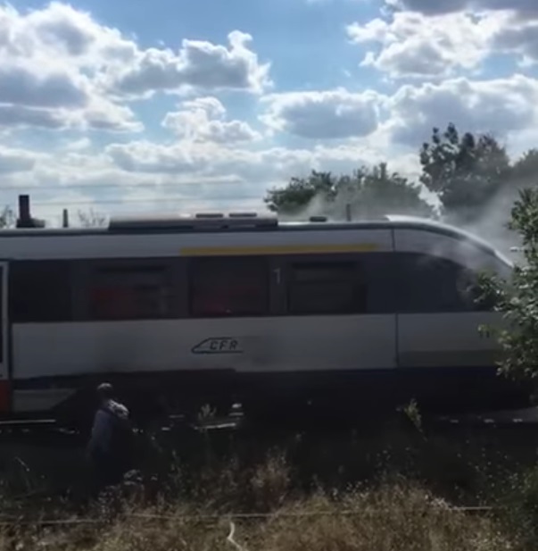 Locomotivă în flăcări pe Valea Oltului! Pasagerii au fost evacuați. 2 Locomotiva in flacari pe Valea Oltului Pasagerii au fost evacuati
