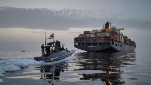 MAE Patru romani au fost capturati de iranieni pe o ambarcatune care incerca sa traverseze Stramtoarea