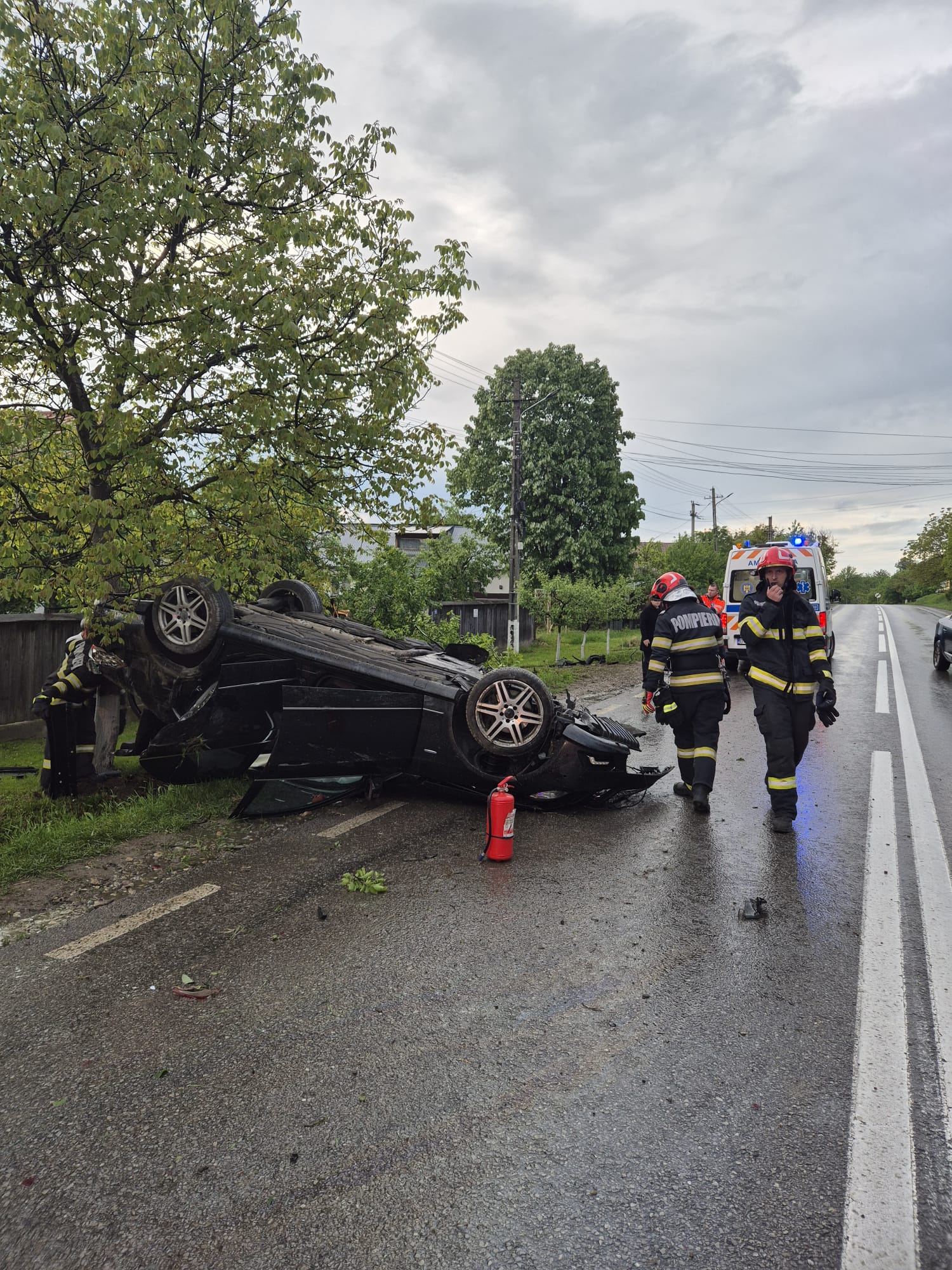 Mașină răsturnată în Bacău: cinci tineri au fost duși la spital după un accident rutier serios 2 Masina rasturnata in Bacau cinci tineri au fost dusi la spital dupa un accident rutier serios