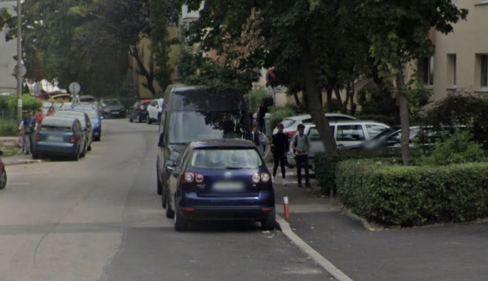 Masini parcate timp de saptamani pe o strada din Cluj in ciuda semnului de oprire interzisa Locuitorii exasperati Ne blocheaza accesul in scara blocului