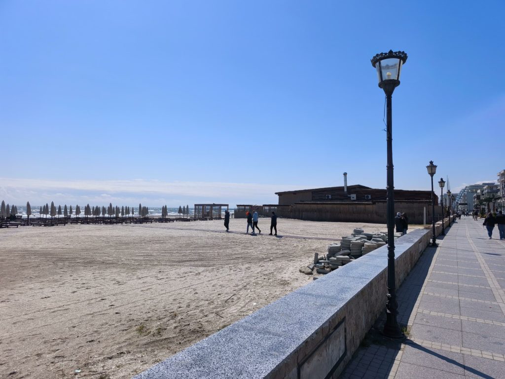 Minivacanta de 1 Mai pe litoral Cum este atmosfera pe plaja din Mamaia si care sunt preturile pentru micul dejun