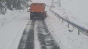 Ninsoare pe multe drumuri din Romania Utilajele de deszapezire au fost trimise pe traseu