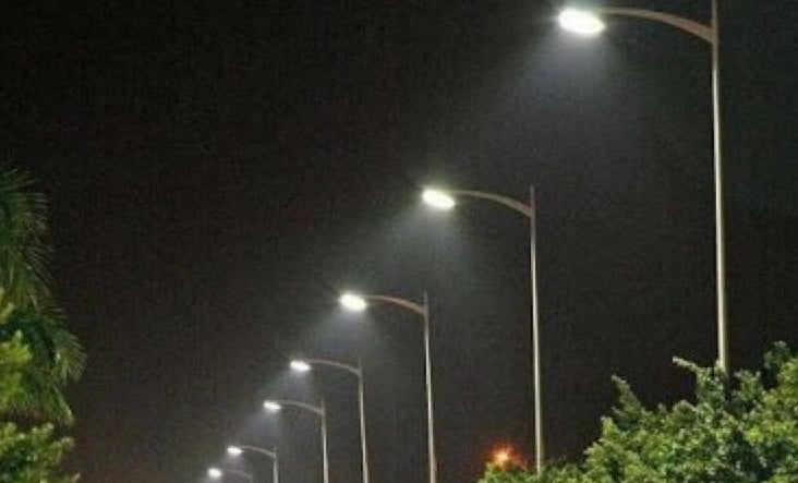 O comuna din judetul Cluj inlocuieste becurile vechi si isi reduce factura la electricitate cu 50 274 de lampi LED si un sistem de control de la distanta