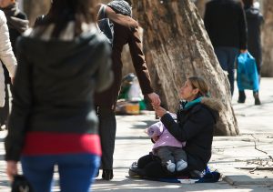 O femeie cerseste zilnic la intrarea unui parc din Cluj Napoca Atitudinea ei ii irita pe trecatori Are un comportament suspect