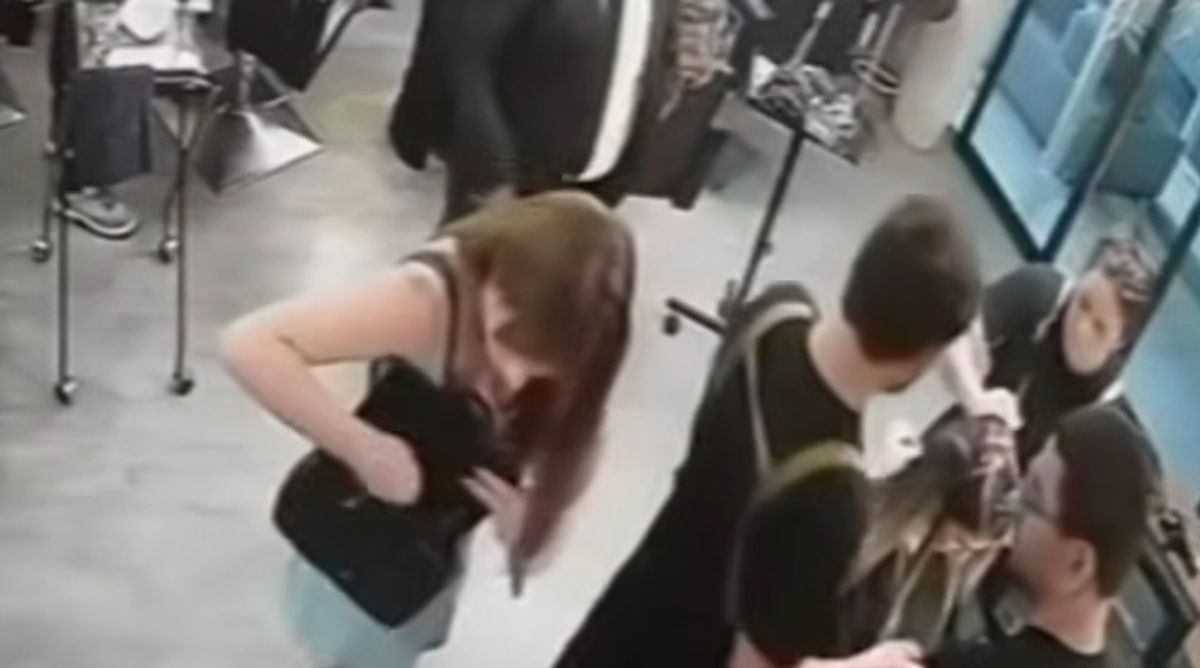 O femeie și-a înjunghiat hairstylist-ul deoarece nu i-a plăcut tunsoarea. Incidentul a fost surprins de camerele de supraveghere din salon - VIDEO. 3 O femeie si a injunghiat hairstylist ul deoarece nu i a placut tunsoarea Incidentul a fost surprins de camerele de supravghere din salon VIDEO