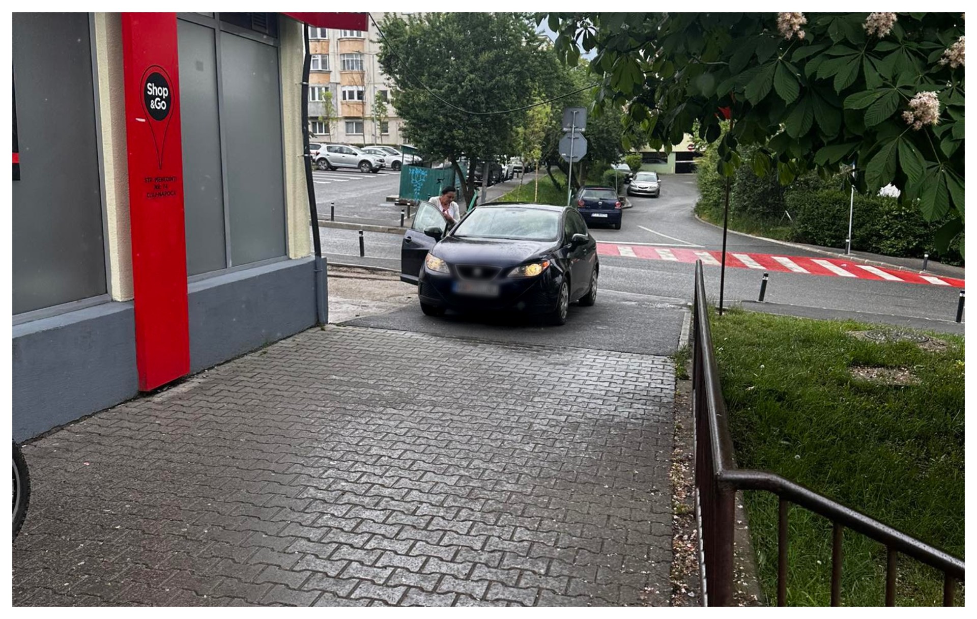 Parcare de campion in Cluj Napoca Un sofer si a lasat masina pe trotuar desi parcarea era libera