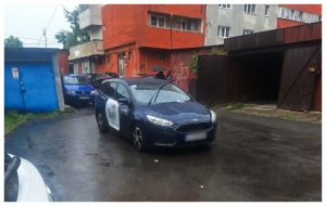 Parcare fara rusine in Cluj Napoca Un conducator auto a blocat total intrarea intr o zona de garaje