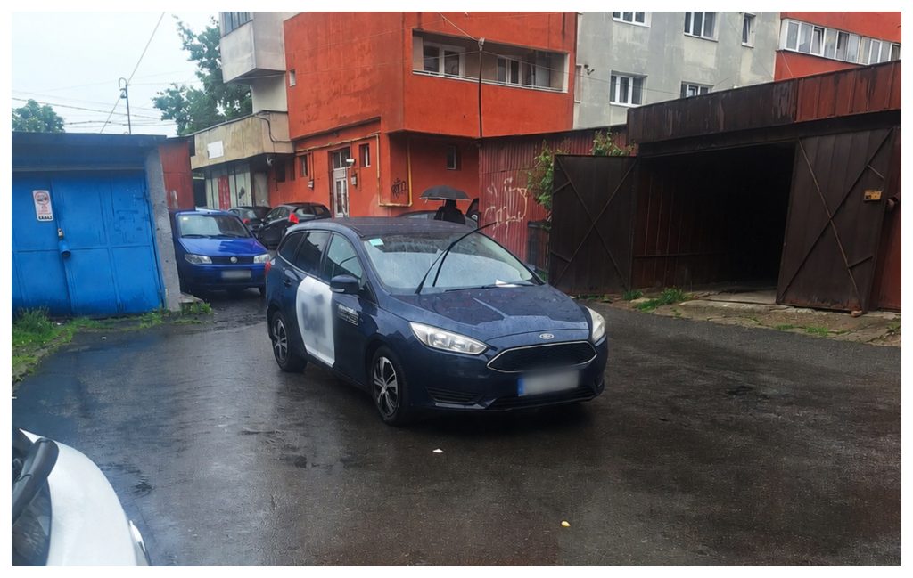 Parcare „fără rușine” în Cluj-Napoca! Un conducător auto a blocat total intrarea într-o zonă de garaje. 2 Parcare fara rusine in Cluj Napoca Un conducator auto a blocat total intrarea intr o zona de garaje