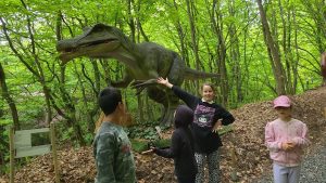 Peste 200 de copii din sistemul de protectie au avut o zi memorabila la Cluj Tiroliana Dino Park concerte si surprize inainte de 1 Iunie