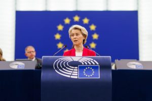 Politico Comisia Europeana reorganizeaza complet departamentele responsabile de fondurile europene Cum vor fi distribuiti banii