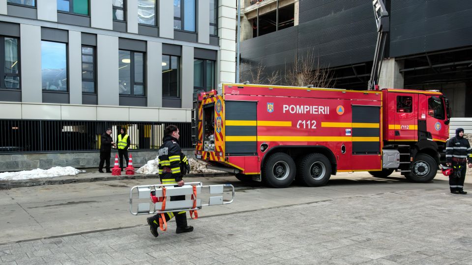 Pompierii au fost activi pe parcursul intregului weekend Peste 4700 de misiuni si 32 de persoane salvate din incendii si accidente rutiere