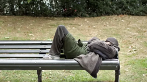 Probleme in Parcul Central din Cluj Napoca Cetatenii cer interventia Politei Locale S au asezat acolo