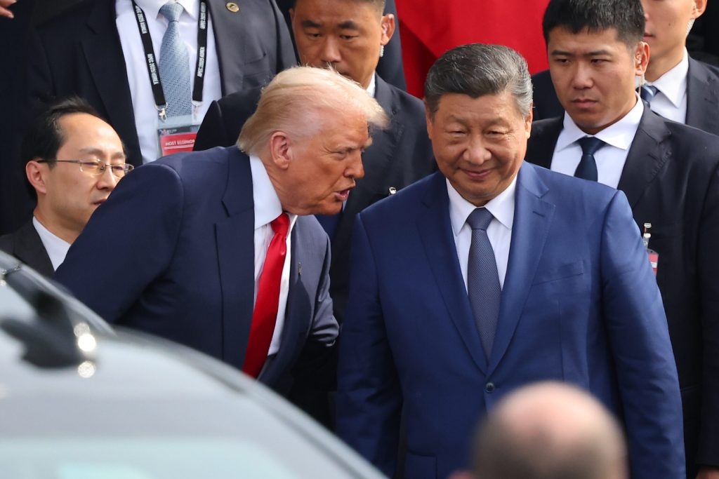 Senatorii americani il indeamna pe Trump sa adopte o pozitie ferma in negocierile cu Xi Jinping referitoare la constructiile navale