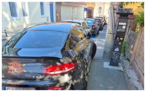 Sofer de Mercedes imparat pe o strada din Cluj Napoca A blocat aproape tot trotuarul