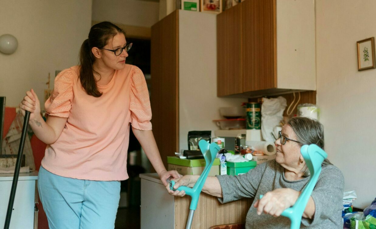 „Statut european al îngrijitorilor”: Pensii și concedii pentru cei care îngrijesc membri ai familiei 2 Statut european al ngrijitorilor Pensii si concedii pentru cei care ngrijesc membri ai familiei