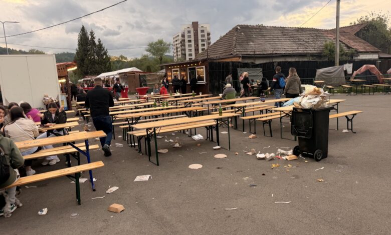 Targul de placinte si capsuni din Brasov inchis din cauza mizeriei Primarul O petrecre de prost gust