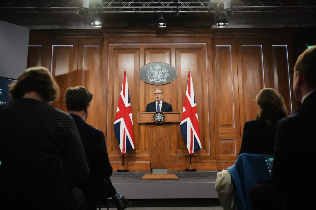 Trei ministri din guvernul britanic au renuntat la functii in semn de protest impotriva premierului Starmer