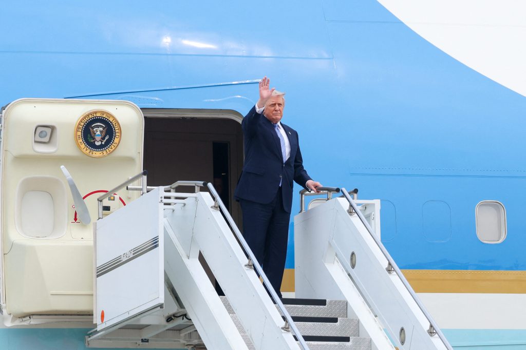 Trump acuzat ca a vandut actiuni la companii cu care administratia sa avea contracte iar Eric Trump respinge acuzatiile sunt false