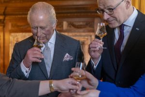 Trump anuleaza tarifele pentru whisky ul scotian in urma vizitei Regeului Charles