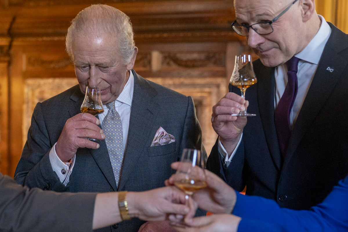 Trump anuleaza tarifele pentru whisky ul scotian in urma vizitei Regeului Charles
