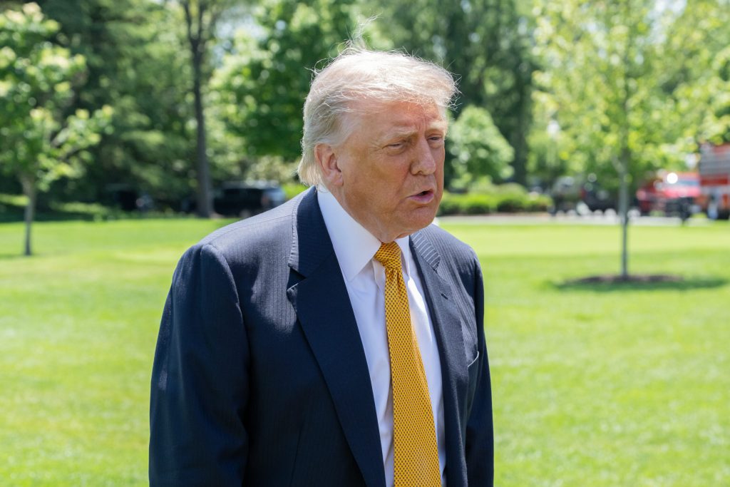 Trump se află la câteva săptămâni distanță de a provoca o recesiune globală. 2 Trump se afla la cateva saptamani distant a de a provoca o recesiune globala