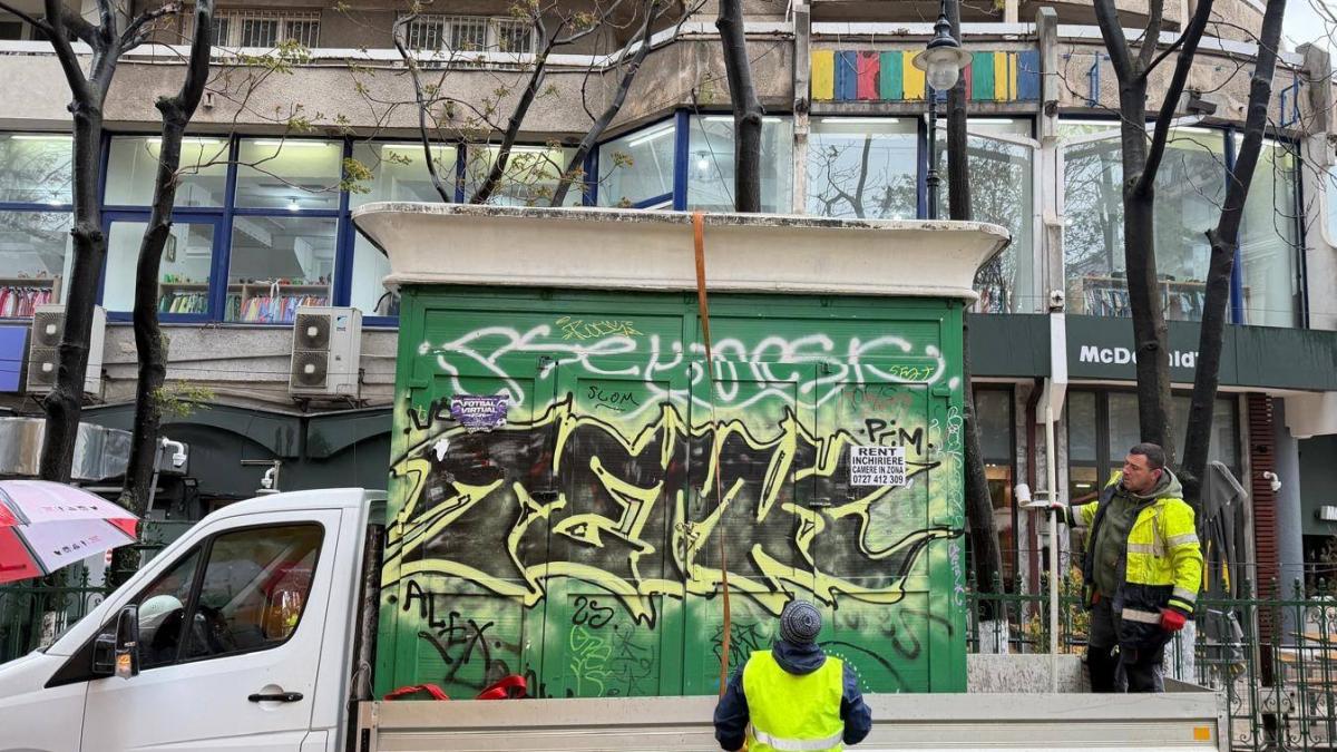 Un chioc uitat timp de 20 de ani in centrul Bucurestiului a fost daramat de autoritati Imagini cu ce