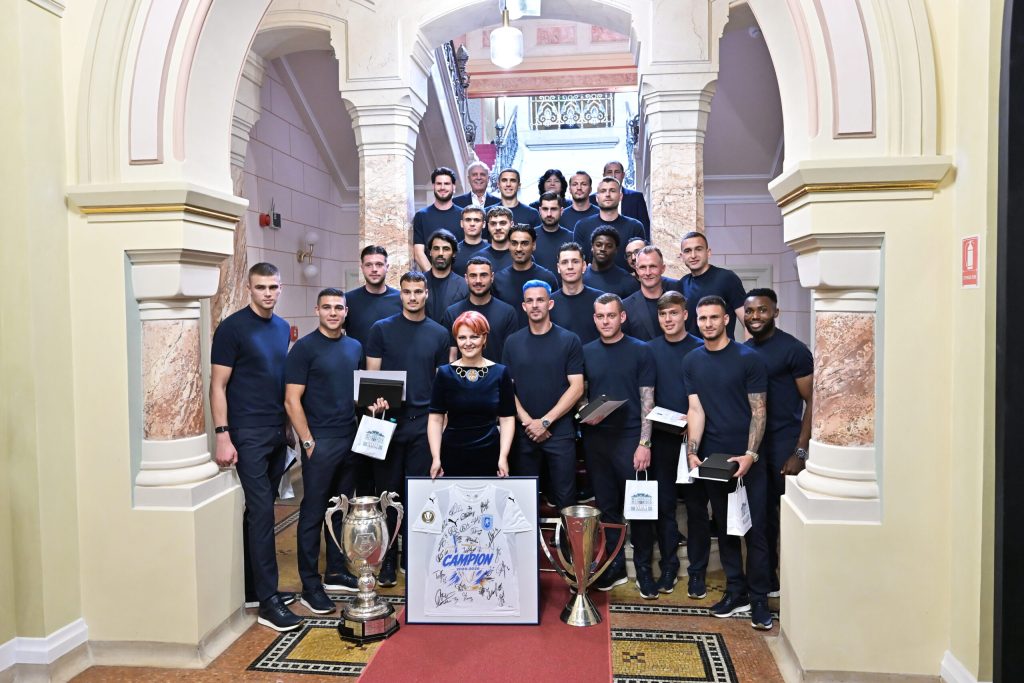 Universitatea Craiova, premiată de primărie după sezonul în care a câștigat titlul și Cupa României 2 Universitatea Craiova premiata de primarie dupa sezonul in care a castigat titlul si Cupa Romaniei