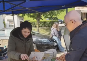 VIDEO Emil Boc la cumparaturi in piata volanta de la Stadion Sunt peste 75 de producatori Gasiti telemea branza si oua la preturi accesibile