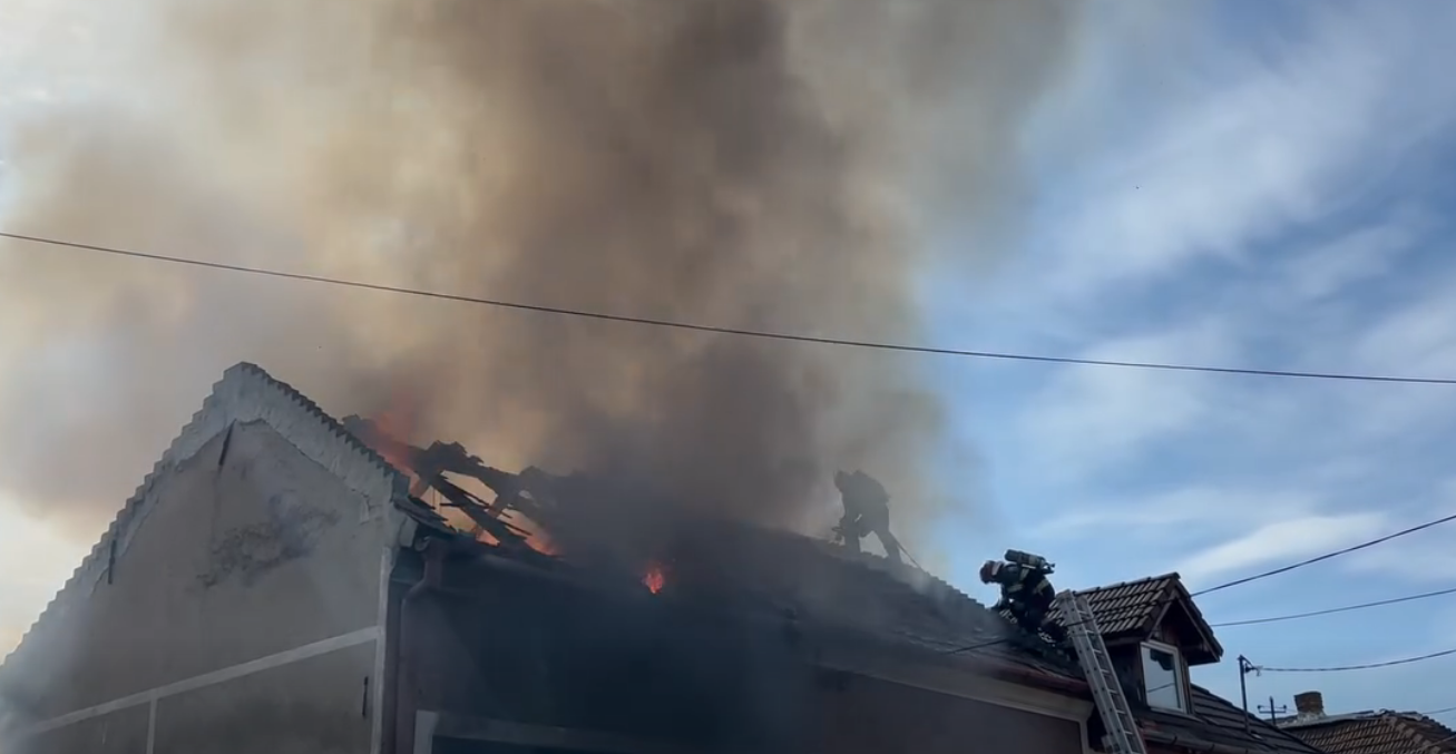 VIDEO Imagini impresionante Pompierii din Cluj au intrat printre flacari si au salvat doi soti blocati in apartament Acestia au ramas fara locuinta garaj si masina