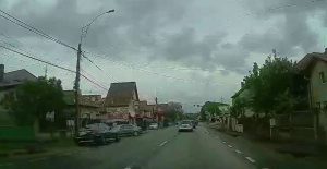 VIDEO O depasire infioratoare in trafic langa Cluj Napoca Un sofer a neglijat trecerea de pietoni si linia continua precum in scenele din Fast and Furious