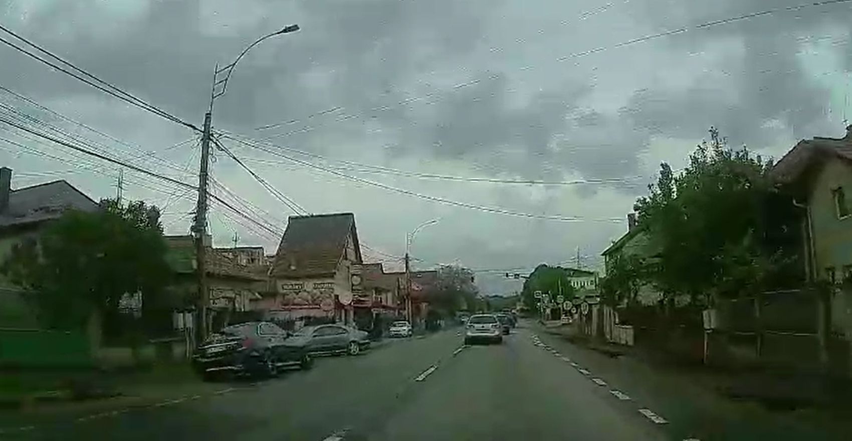VIDEO O depasire infioratoare in trafic langa Cluj Napoca Un sofer a neglijat trecerea de pietoni si linia continua precum in scenele din Fast and Furious
