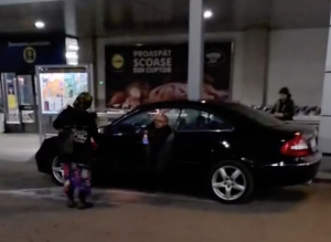 VIDEO Parcarea unui magazin din Cluj aglomerata de cersetori Oamenii se simt hartuisti iar securitatea nu intervine Am sunat la politie