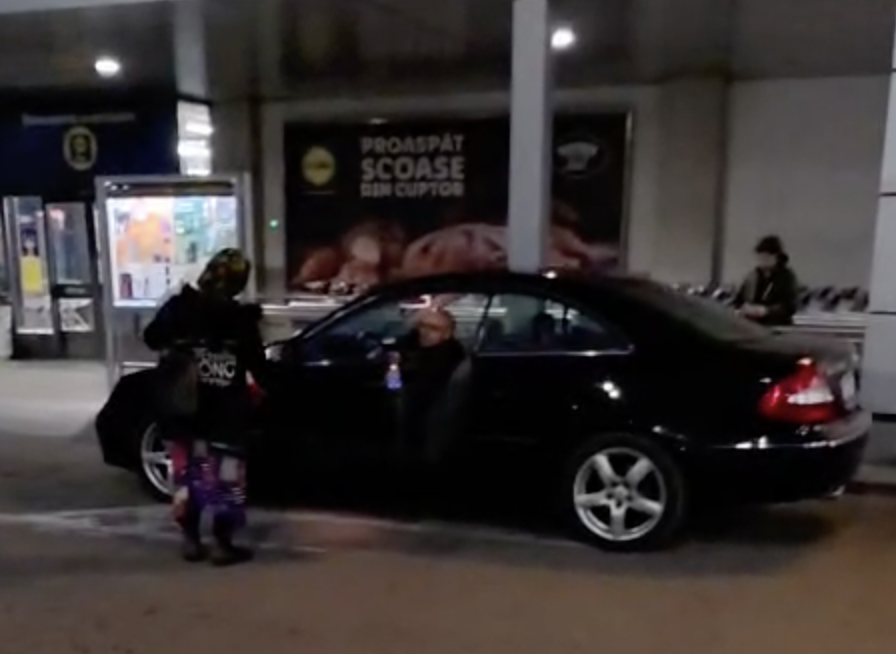 VIDEO Parcarea unui magazin din Cluj aglomerata de cersetori Oamenii se simt hartuisti iar securitatea nu intervine Am sunat la politie