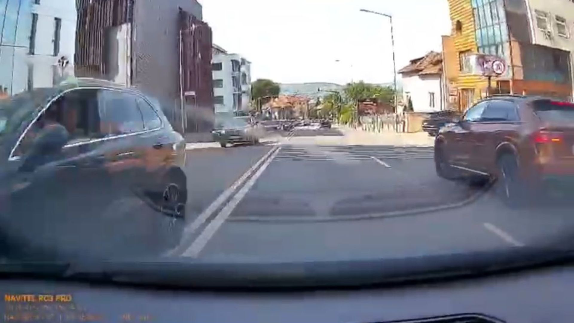 VIDEO. Șofer imprudent surprins în Cluj în timp ce efectuează o depășire riscantă! A fost la câțiva milimetri de un accident frontal cu o mașină care circula regulamentar. 2 VIDEO Sofer imprudent suprins in Cluj in timp ce efectueaza o depasire riscanta A fost la cativa milimetri de un accident frontal cu o masina care circula regulamentar