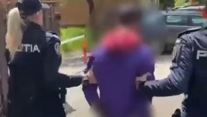 VIDEO Un clujean a profitat de prietenul sau de pahar care era baut si i a furat telefonul si toti banii Politia l a prins rapid