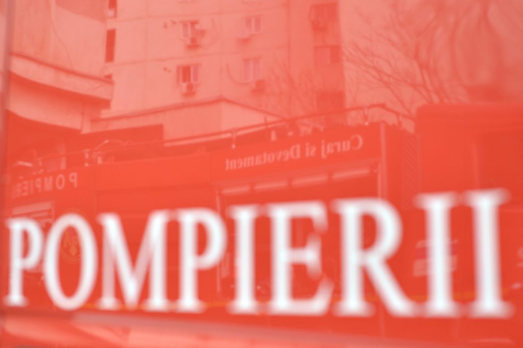 Vantul puternic a cauzat distrugeri in Bucuresti si Ilfov 41 de interventii ale pompierilor si 25 de autoturisme avariate