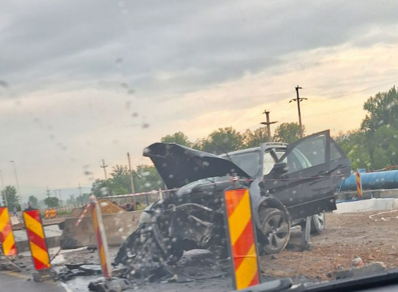 accident in aceasta dimineata in zona VIVO Cluj un BMW a izbit un parapet de beton in zona lucrarilor cinci persoane au fost ranite